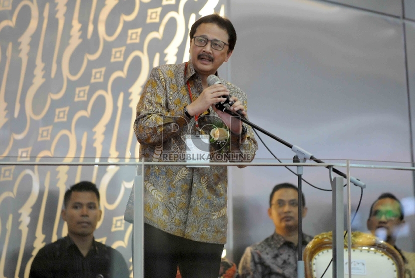 Direktur Utama Bursa Efek Indonesia (BEI) Tito Sulistio memberikan sambutannya dalam penutupan perdagangan saham terakhir tahun 2015 di gedung Bursa Efek Indonesia (BEI), Jakarta, Rabu (30/12). (Republika/Agung Supriyanto)