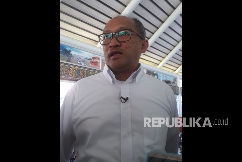 Direktur Utama Citilink Indonesia Juliandra Nurtjahjo menjawab pertanyaan wartawan seputar persiapan penerbangan musim Ramadahan-Lebaran, di Bandara Soekarno-Hatta, Jakarta, Senin, (14/5).