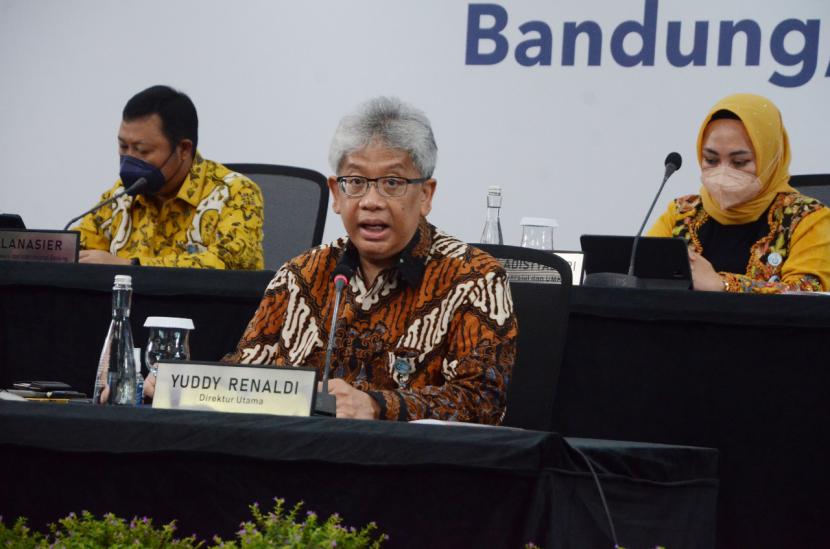 Direktur Utama (Dirut) Bank BJB Yuddy Renaldi bersama para direksi menyampaikan paparan saat Analyst Meeting 2021 di Menara Bank BJB, Kota Bandung, Selasa (8/2/2022).