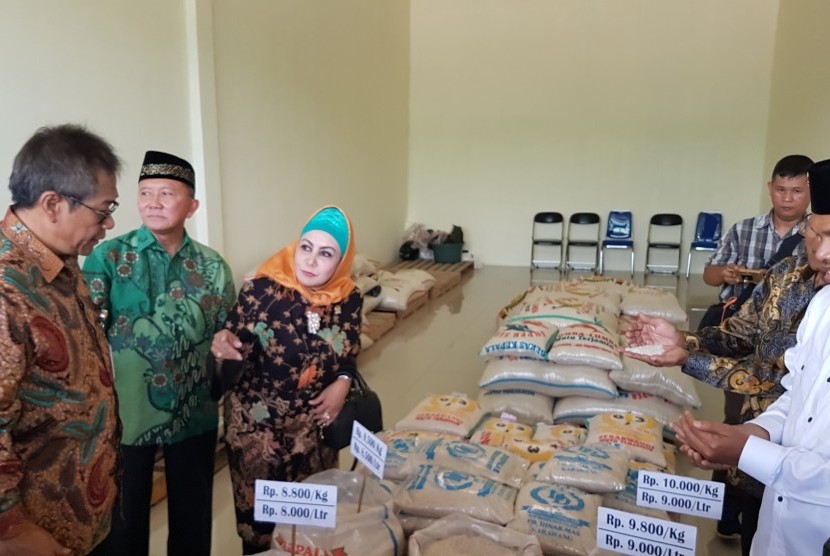 Direktur Utama (Dirut) Perum Bulog Djarot Kusumayakti dan Bupati Purwakarta Dedi Mulyadi dalam acara Peresmian Kios/Gudang Beras dan Los Daging dan Ikan, Pasar Induk Modern Cikopo, Purwakarta, Jawa Barat, Selasa (8/8/2017).