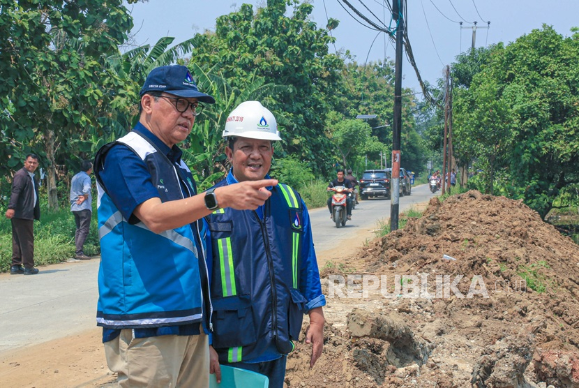 Direktur Utama (Dirut) Perum Jasa Tirta II (PJT II), Imam Santoso melakukan kunjungan kerja ke Desa Sriamur, Kabupaten Bekasi, Kamis (1/5/2025)