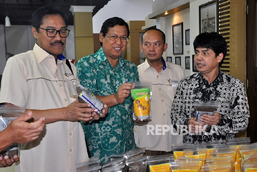 Direktur Utama (Dirut) PT Pupuk Indonesia Aas Asikin Idat didampingi Direktur Utama PT Pusri Mulyono Prawiro melihat-lihat produksi pertanian Departemen Riset PT Pusri. 