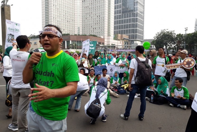 Direktur Utama Dompet Dhuafa Filantropi Imam Rulyawan berorasi singkat mengajak masyarakat di area hari bebas kendaraan di Bundaran HI pada Ahad (21/5) untuk turut melepas rantai kemiskinan di Indonesia dengan berzakat.