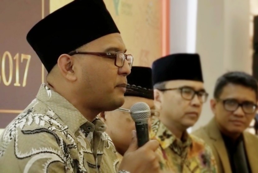 Direktur Utama Dompet Dhuafa Imam Rulyawan (kiri)