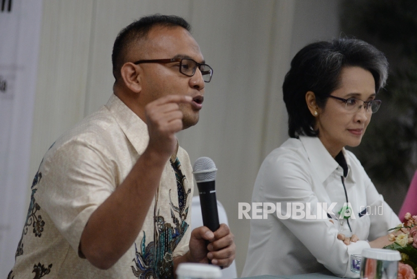 Direktur Utama Dompet Dhuafa Imam Rulyawan (kiri), dan Direktur P2PTM Kemenkes dr. Lily Sriwahyuni memeberikan menggelar konferensi pers peresmian pos sehat pindu PTM, Jakarta, Kamis (16/3).