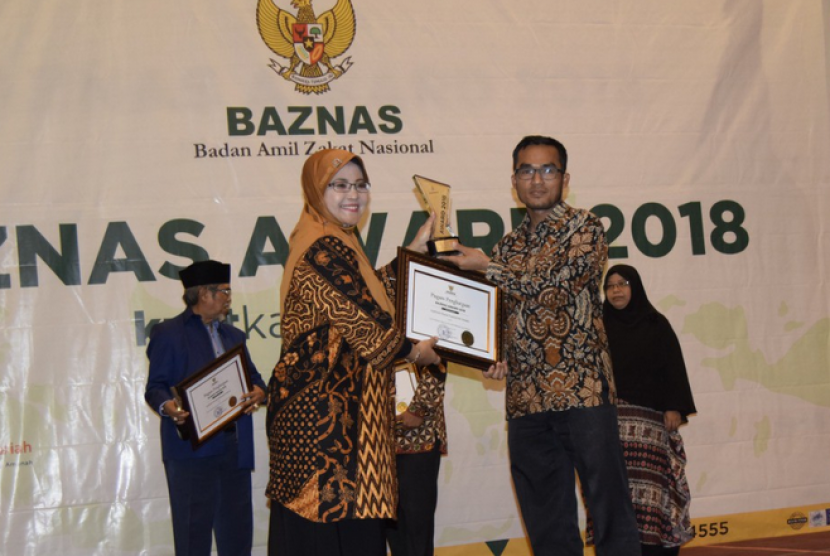 Direktur Utama DT Peduli Herman menerima penghargaan dari BAZNAS Award 2018 dengan kategori LAZNAS dengan pendistribusian ZIS terbaik di Aula Kemenag, Jumat (7/9). 