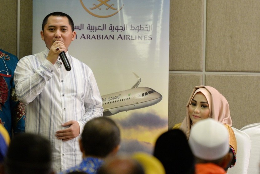 Direktur Utama First Travel Andika Surachman (berdiri kiri) dan direktur First Travel Anniesa Hasibuan (duduk kanan).