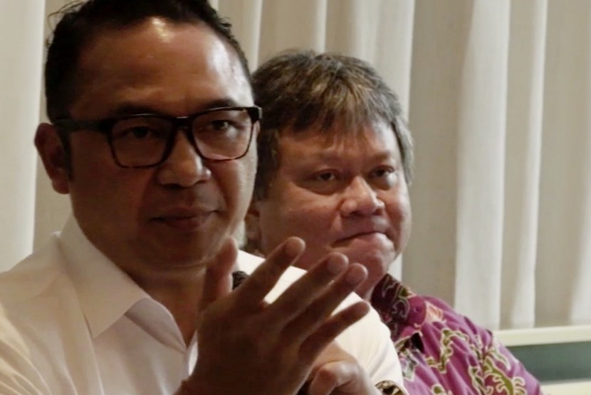 Direktur Utama Garuda Indonesia, Ari Ashkara (kiri)