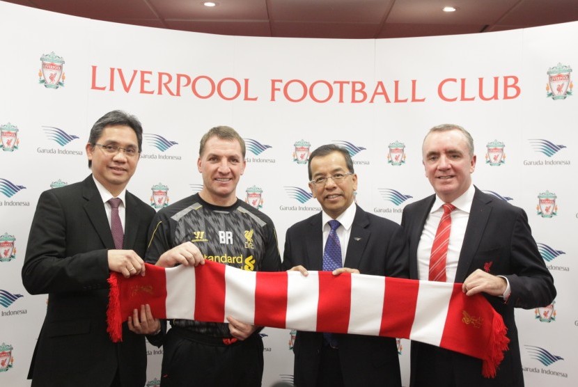 Direktur Utama Garuda Indonesia Emirsyah Satar bersama Pelatih Liverpool Brendan Rodgers