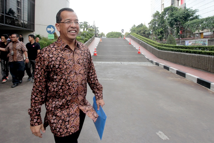 Direktur Utama Garuda indonesia Emirsyah Satar meninggalkan kantor Kementerian BUMN usai bertemu Menteri BUMN Rini Soemarno di Jakarta, Kamis (11/12). (Antara/Muhammad Adimaja)