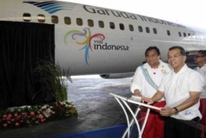 Direktur Utama Garuda Indonesia Emirsyah Satar (tengah), dan Ketua Pelaksana INASOC Rahmat Gobel (kiri), menghadiri peresmian sekaligus pemasangan logo SEA Games XXVI di badan pesawat B-737-800 Next Generation di Hanggar 2, Garuda Maintenance Facility (GMF