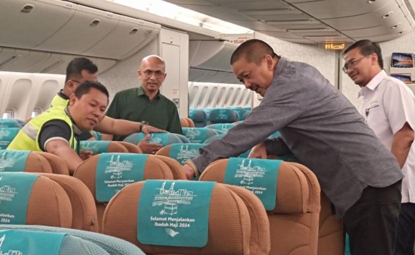 Direktur Utama Garuda Indonesia Irfan Setiaputra mengecek kelengkapan fasilitas pesawat untuk angkutan jamaah haji tahun 2024 di GMF AeroAsia, Bandara Soekarno-Hatta, Kota Tangerang, Rabu (8/5/2024).