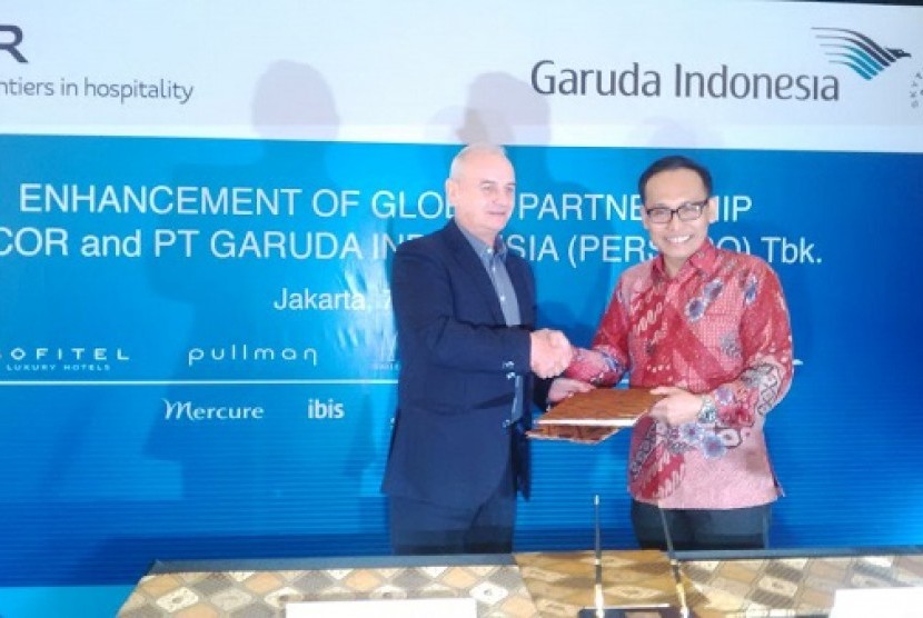Direktur Utama Garuda Indonesia, M. Arif Wibowo dan Chief Operating Officer Accor untuk Indonesia, Malaysia, dan Singapura, Gerrard Guillouet.