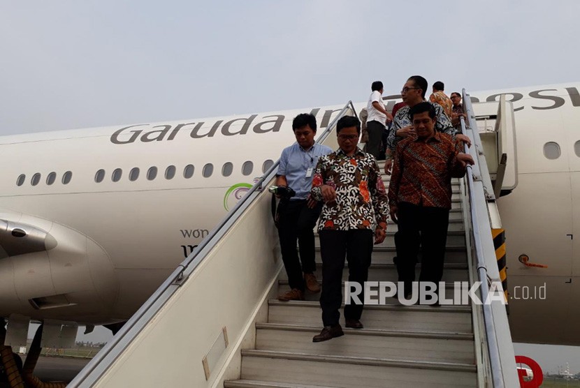 Direktur Utama Garuda Indonesia, Pahala N Mansury dan Direktur Pelayanan Haji Dalam Negeri Kemenag RI, Ahda Barori usai meninjau pesawat yang akan mengangkut calon jamaah haji di Bandara Internasional Soekarno Hatta, Kamis (12/7). 