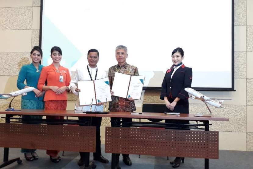 Direktur Utama Garuda Indonesia, Pahala N. Mansury dan Executive Vice President of Japan Airlines (JAL), Tadashi Fujita penandatanganan Comprehensive Partnership Agreement dengan JAL di Garuda City Center, Tangerang, Kamis (6/9).