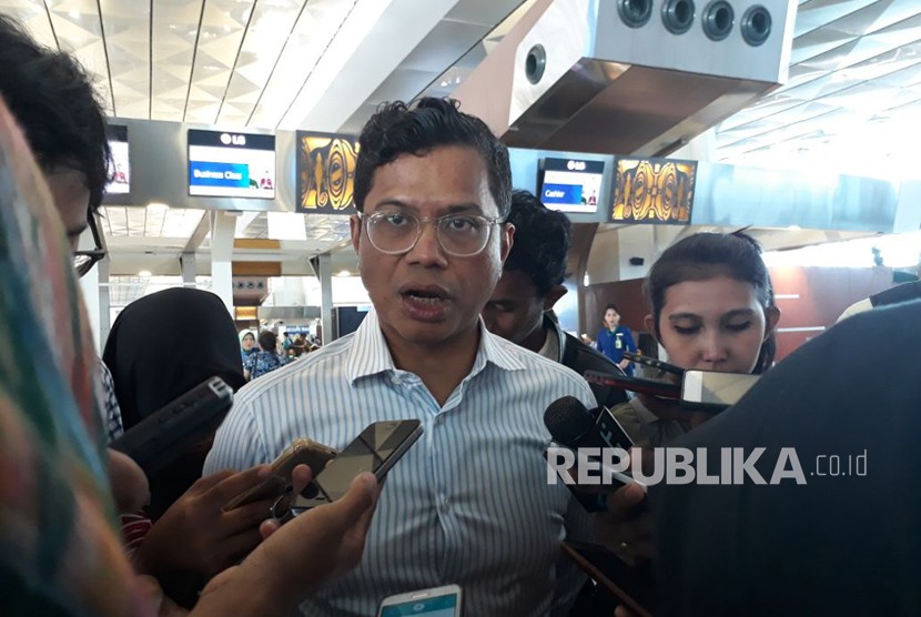 Direktur Utama Garuda Indonesia Pahala N Mansury memberikan keterangan usai melakukan pengecekan operasional penerbangan secara langsung di Bandara Internasional Soekarno-Hatta, Jumat (8/12). 