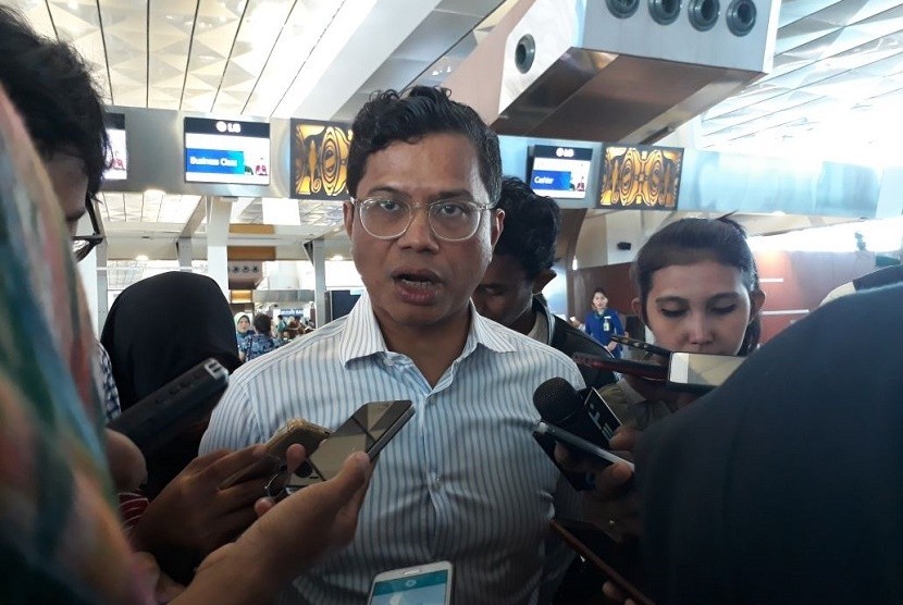 Direktur Utama Garuda Indonesia Pahala N Mansury memberikan keterangan usai melakukan pengecekan operasional penerbangan secara langsung di Bandara Internasional Soekarno-Hatta, Jumat (8/12).