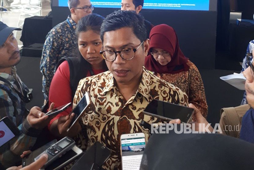 Direktur Utama Garuda Indonesia Pahala N Mansury menjawab pertanyaan wartawan di Bandara Soekarno-Hatta, Tangerang, Kamis, (12/4).