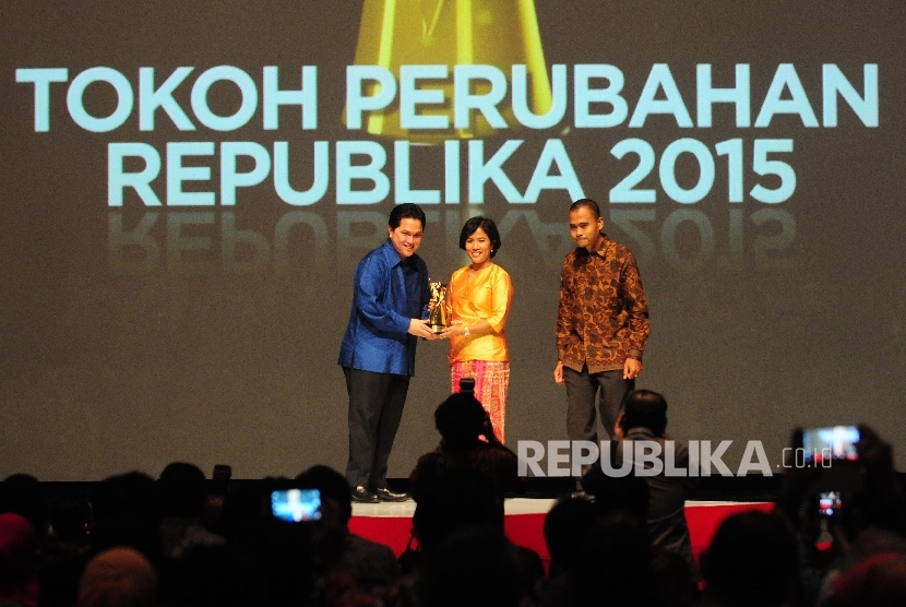 Direktur Utama Republika Erick Thohir memberikan trophy tokoh perubahan kepada Hotlin Ompusunggu saat malam Penganugerahan Tokoh Perubahan Republika 2015 di Jakarta, Senin (21/3) malam.  (Republika/Agung Supriyanto)