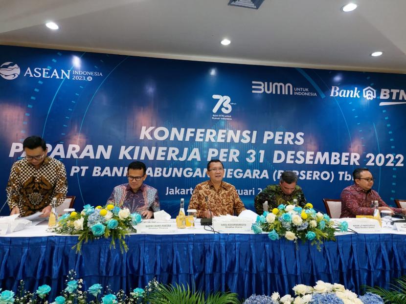 Direktur Utama Haru Koesmahargyo (tengah) dalam konferensi pers paparan kinerja Bank BTN 2022 di Jakarta, Kamis (16/2/2023).