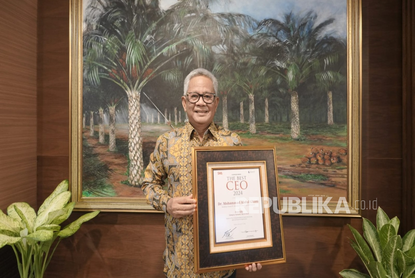 Direktur Utama Holding Perkebunan Nusantara PTPN III (Persero), Mohammad Abdul Ghani, diganjar penghargaan Indonesia Best CEO Awards 2024 dari SWA Media Group.