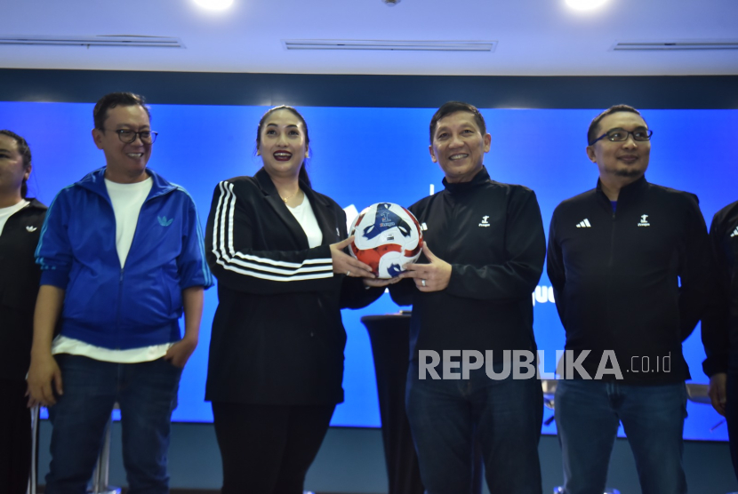 Direktur Utama I League Ferry Paulus (kedua kanan) memegang bola Adidas yang akan digunakan untuk kompetisi BRI Super League musim depan bersama Cinita Dewi Mayakatri, Senior Manager Brand Activation Adidas Indonesia di Jakarta, Selasa (15/7/2025).