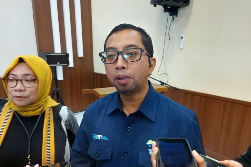 Direktur Utama ID Food, Frans Marganda Tambunan, saat menyampaikan keterangan usai menghadiri peluncuran bantuan pangan tahap II bagi keluarga rawan stunting di Kota Bekasi, Jawa Barat, Jumat (15/4/2024). 