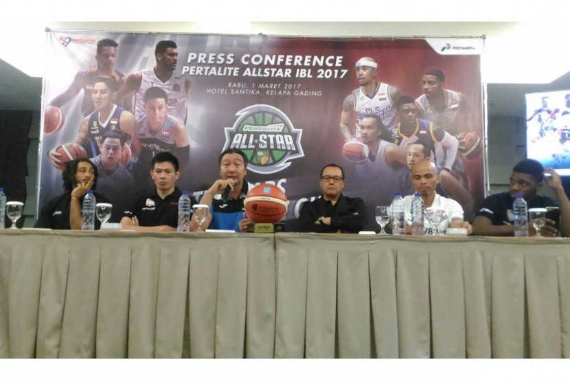 Direktur Utama Indonesia Basketball League (IBL), Hasan Gozali memberikan penjelasan mengenai IBL Pertalite All Star 2017 dalam konferensi pers di Hotel Santika, Jakarta Utara (1/3). Laga All Star itu akan digelar  pada Ahad (5/3) di Britama Arena Mahaka S