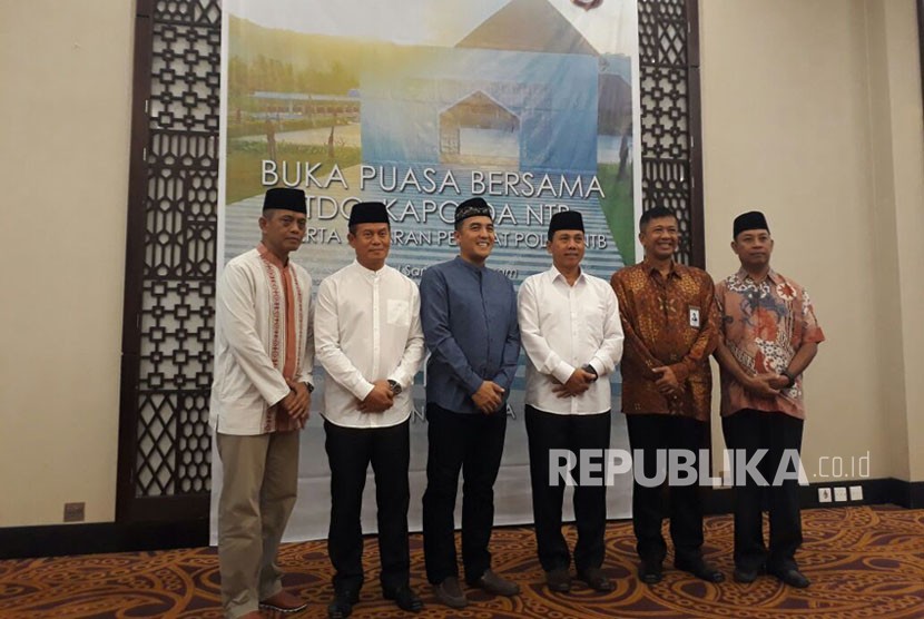 Direktur Utama Indonesia Tourism Development Corporation (ITDC) Abdulbar Mansoer (ketiga dari kiri) memaparkan progres pembangunan KEK Mandalika kepada Kapolda NTB Brigjen Pol Achmad Juri (ketiga dari kanan) di Hotel Santika, Mataram, NTB, Selasa (5/6). 