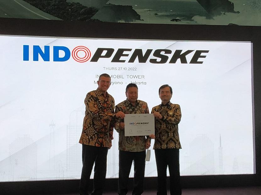 Direktur Utama Indorent Harry Pramono (tengah) bersama Presiden Direktur Penske Truck Leasing Art Vallely (kiri) dan  Presiden Direktur & CEO PT Mitsui Indonesia  Shinichi Kikuchihara saat peluncuran perusahaan  patungan IndoPenske di Jakarta. Kamis (27/10/2022).