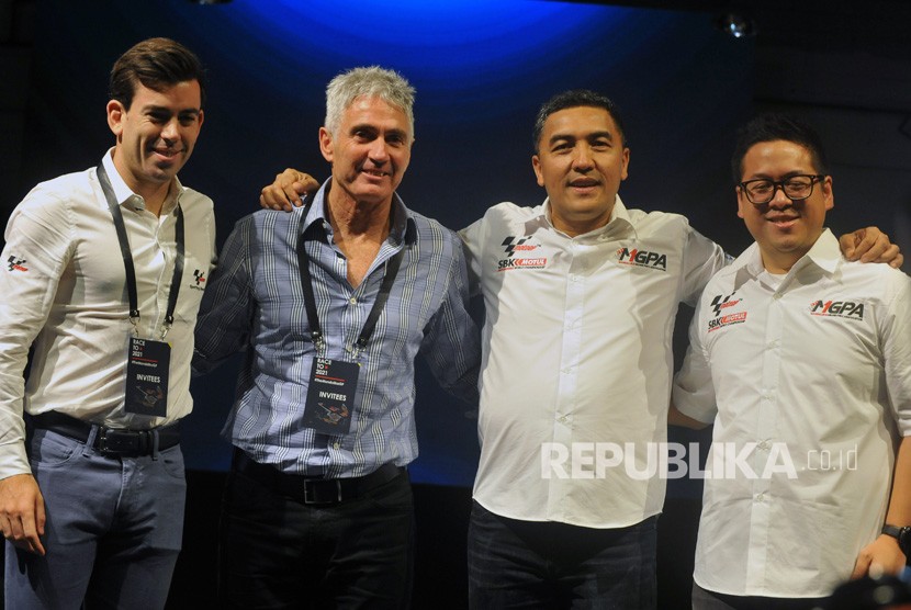 Direktur Utama ITDC yang juga Komisaris Utama Mandalika Grand Prix Association (MGPA) Abdulbar M. Mansoer (kedua kiri) dan CEO MGPA Ricky Baheramsjah (kanan), berangkulan bersama Sporting Director DORNA Sport SL Carlos Ezpelata (kiri) dan Legenda MotoGP Michael Doohan, usai Pre Launching MGPA sebagai pengelola Sirkuit Mandalika dan organizer MotoGP Indonesia 2021, di Jakarta, Sabtu (23/11/2019).