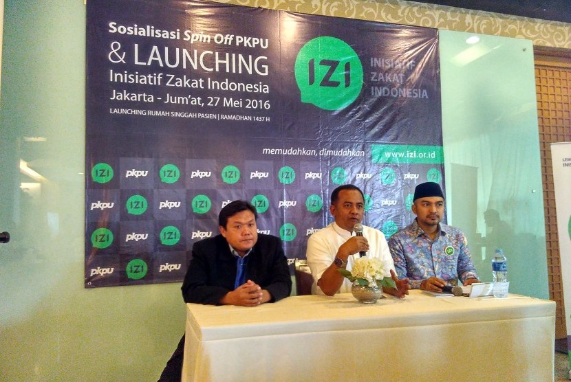 Direktur Utama IZI Wildhan Dewayanan (tengah) dan Presiden Direktur PKPU Agung Notowiguno (kiri) dalam Grand Launching Spin Off IZI di Jakarta, Jumat (27/5)