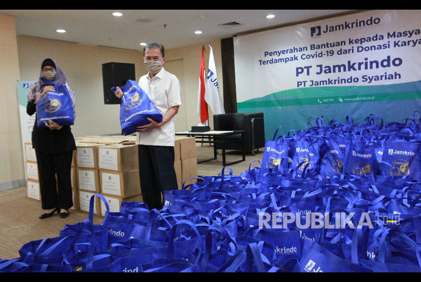 Direktur utama Jamkrindo Randi Anto menyaksikan penyerahkan bantuan yang berasal  dari donasi Direksi dan karyawan/ti PT Jamkrindo serta anak usahanya, PT Jamkrindo Syariah pada Selasa 19/5)