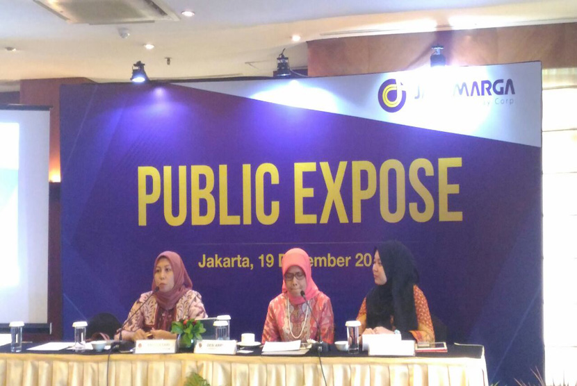 Direktur Utama Jasa Marga (Tengah), Desi Arryani melakukan public expose PT. Jasa Marga di Gedung Graha CIMB Niaga, Senin (19/12).