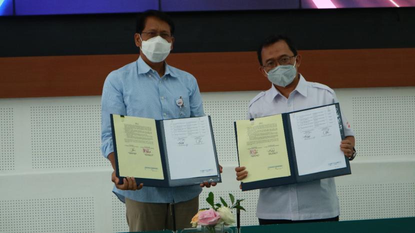 Direktur Utama KAI Didiek Hartantyo (kiri) dan Direktur Utama BGR Logistics M Kuncoro Wibowo (kanan) menandatangani nota kesepahaman tentang kerja sama logistik dan pergudangan di kantor pusat KAI, Bandung, Jawa Barat.