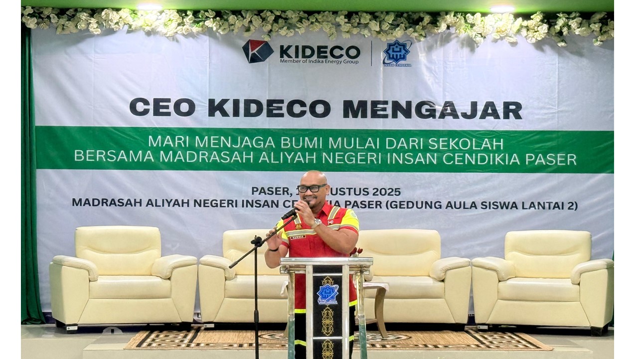 Direktur Utama Kideco Mohammad Kurnia Ariawan, memaparkan tentang pentingnya menjaga lingkungan, di hadapan 250 siswa Madrasah Aliyah Negeri (MAN) Insan Cendekia, Kabupaten Paser, Kaltim, Kamis (14/08/2025).