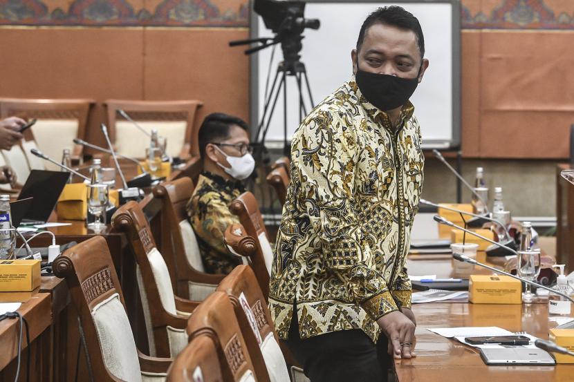 Direktur Utama Kimia Farma Verdi Budidarmo bersiap mengikuti rapat dengar pendapat dengan Komisi VI di Kompleks Parlemen, Senayan, Jakarta, Selasa (25/5/2021). Rapat tersebut menindaklanjuti penyelesaian kasus pemalsuan Antigen dan progres pembuatan vaksin. 