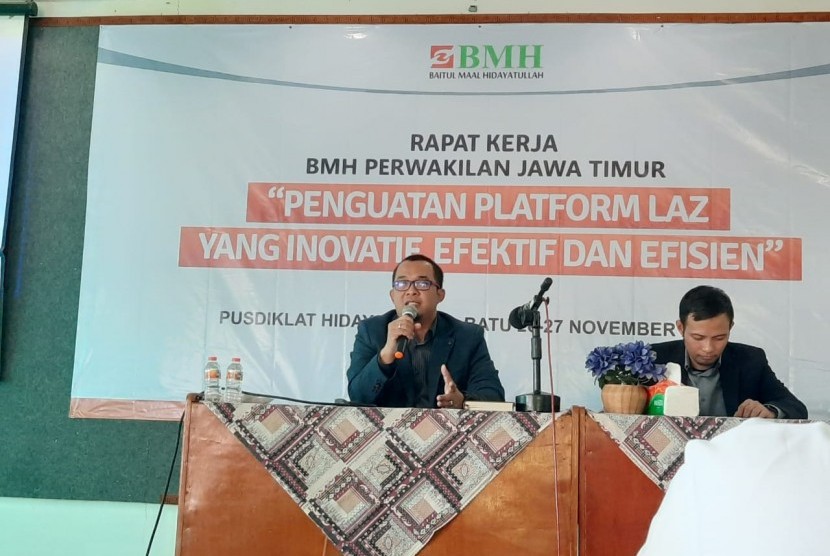 Direktur Utama Laznas BMH, Marwan Mujahidin (kiri) memberikan pengarahan kepada peserta Rakerwil BMH Perwakilan Jawa Timur.