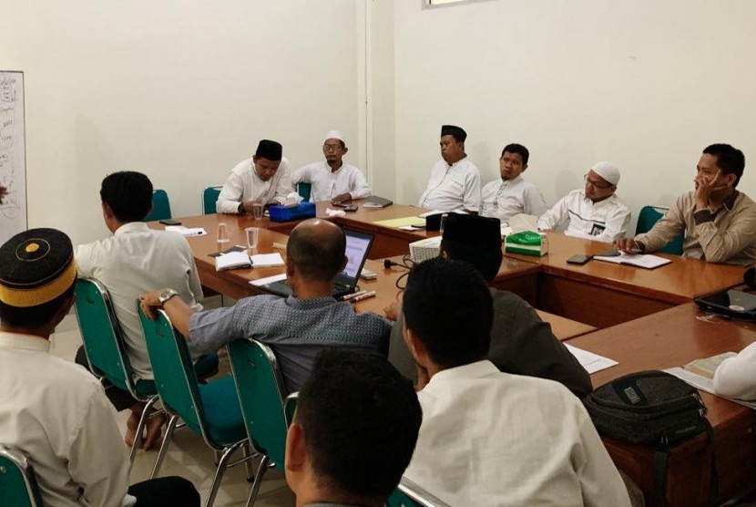Direktur Utama Laznas BMH, Marwan Mujahidin MM menyampaikan materi kepada peserta pelatihan upgrading managerial skill Pesantren Hidayatullah Makassar.