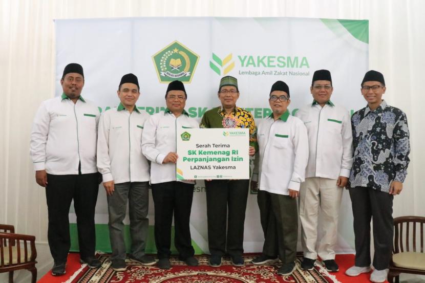 Direktur Utama Laznas Yakesma Sahabudin menerima SK perpanjangan izin dari Kemenag RI yang diserahkan Direktur Pemberdayaan Zakat dan Wakaf Kemenag, Prof. Dr. H. Waryono Abdul Ghofur