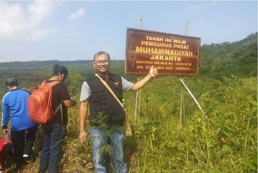 Direktur Utama Lembaga Amil Zakat Infaq dan shadaqah Muhammadiyah (Lazismu), Andar Nubowo meninjau lahan di Jonggol,Kabupaten Bogor.