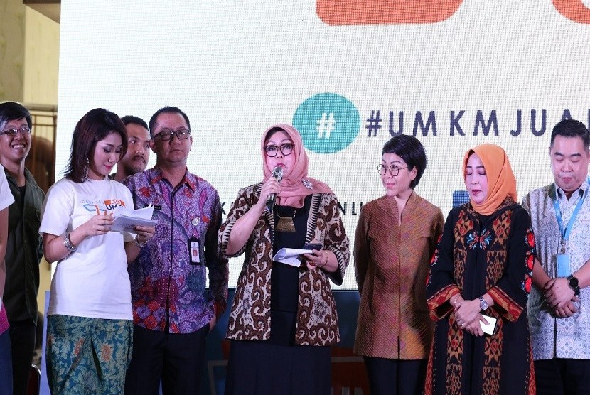 Direktur Utama Lembaga Layanan Pemasaran Koperasi dan Usaha kecil Menengah (LLP-KUKM) Emilia Suhaimi pada acara gerakan “Ayo UMKM Jualan Online” dengan tagline #UMKM Pahlawan Ekonomi Indonesia” di Jakarta, Selasa (24/4)