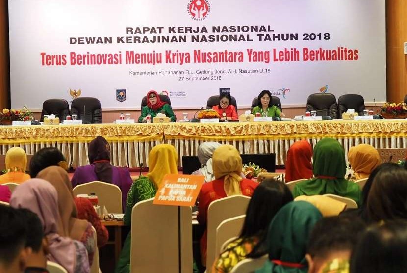 Direktur Utama LLP-KUKM, Emilia Suhaimi (kiri) dalam Rapat Kerja Nasional Dewan Kerajinan Nasional 2018