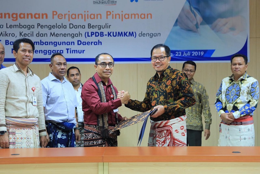 Direktur Utama LPDB-KUMKM Braman Setyo  bekerja sama dengan Bank Pembangunan Daerah Nusa Tenggara Timur (BPD NTT) dalam bentuk pemberdayaan peternak sapi di Desa Raknamo, Kecamatan Amabi Oefeto, Kupang NTT, Rabu (24/7). 