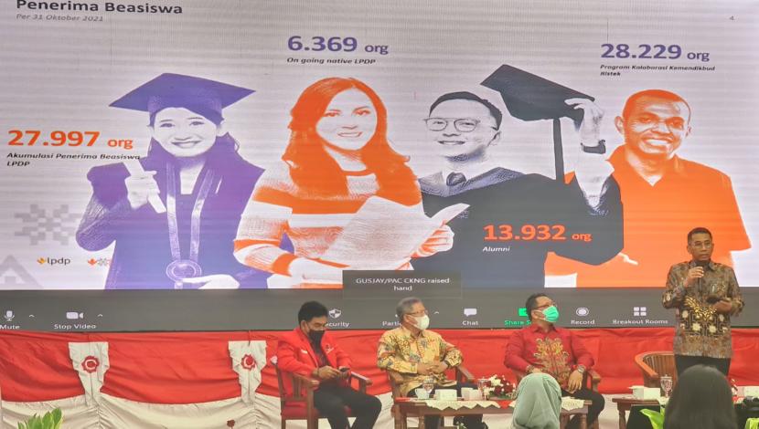 Direktur Utama LPDP Andin Hadiyanto saat mengikuti acara 'Sosialisasi Peluang Beasiswa LPDP yang dilaksanakan DPP Partai Demokrasi Indonesia Perjuangan (PDIP) Bidang Pemuda dan Olahraga, di Jakarta, Selasa (9/11). 