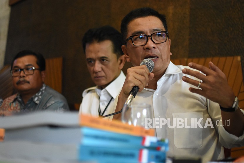 Direktur Utama LPP TVRI nonaktif Helmy Yahya (kanan) didampingi kuasa hukum Chandra Hamzah (tengah) menyampaikan pembelaan terkait pemberhentian dirinya oleh Dewan Pengawas LPP TVRI saat menggelar konferensi pers di Jakarta, Jumat (17/1/2020).