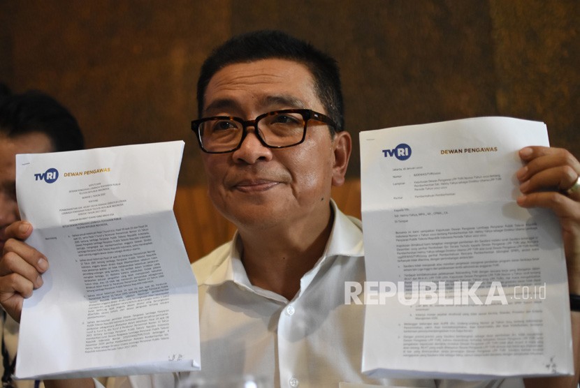 Direktur Utama LPP TVRI nonaktif Helmy Yahya menunjukkan surat pemberhentian dari jabatannya oleh Dewan Pengawas LPP TVRI saat menggelar konferensi pers di Jakarta, Jumat (17/1/2020).