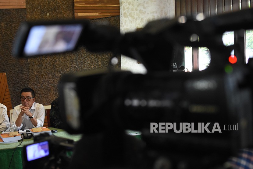 Direktur Utama LPP TVRI nonaktif Helmy Yahya menyampaikan pembelaan terkait pemberhentian dirinya dari jabatannya oleh Dewan Pengawas LPP TVRI saat menggelar konferensi pers di Jakarta, Jumat (17/1/2020).