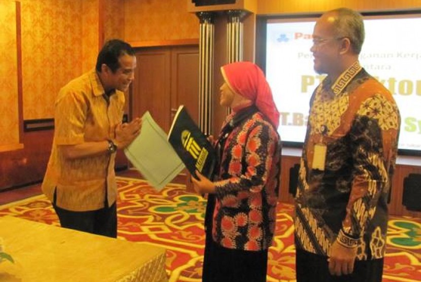 Direktur Utama Maktour Fuad Hasan Masyhur (kiri) bertukar MoU dengan Direktur Utama Bank Panin Syariah Denny Hendrawati (tengah) di Jakarta akhir pekan lalui  