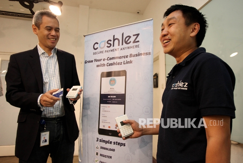 CEO dan Co-Founder Chashlez Teddy Setiawan (kanan) menunjukkan produk MPOS (Mobile Point of Sale). 